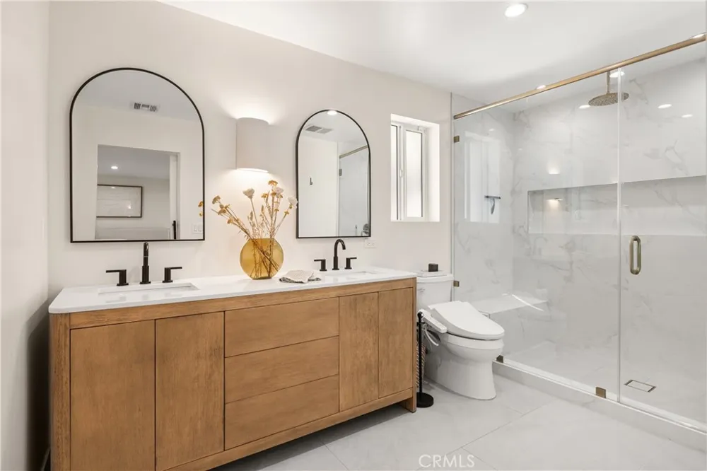 7247 Genesta Lake Balboa, CA 91406