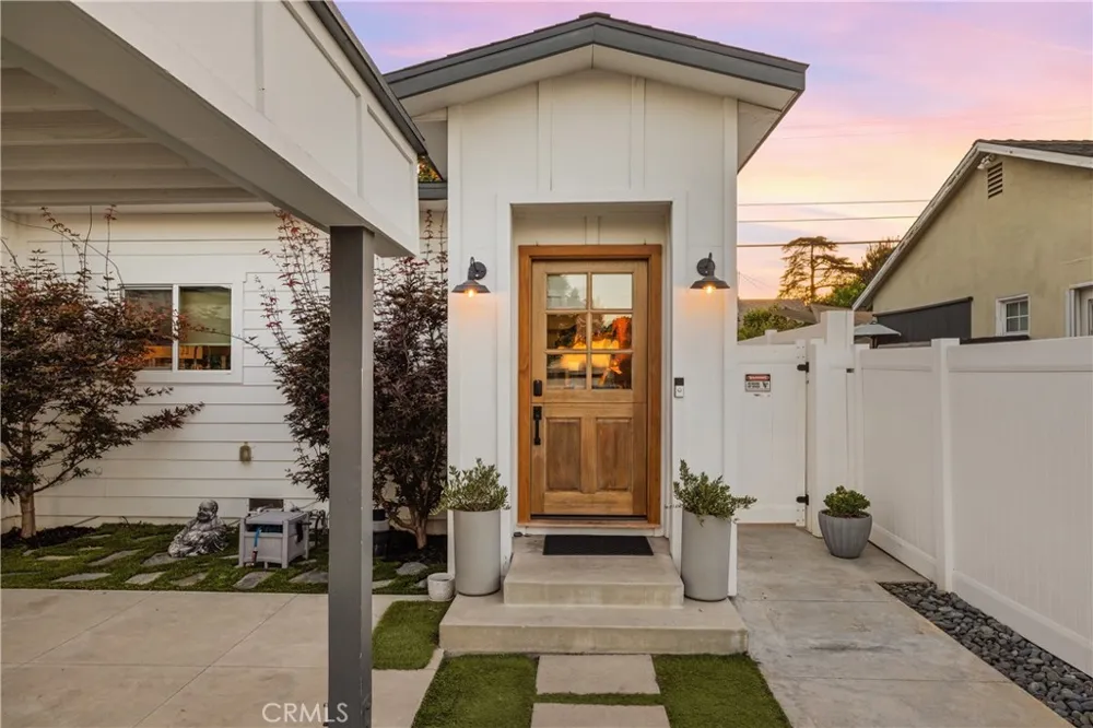 7247 Genesta Lake Balboa, CA 91406