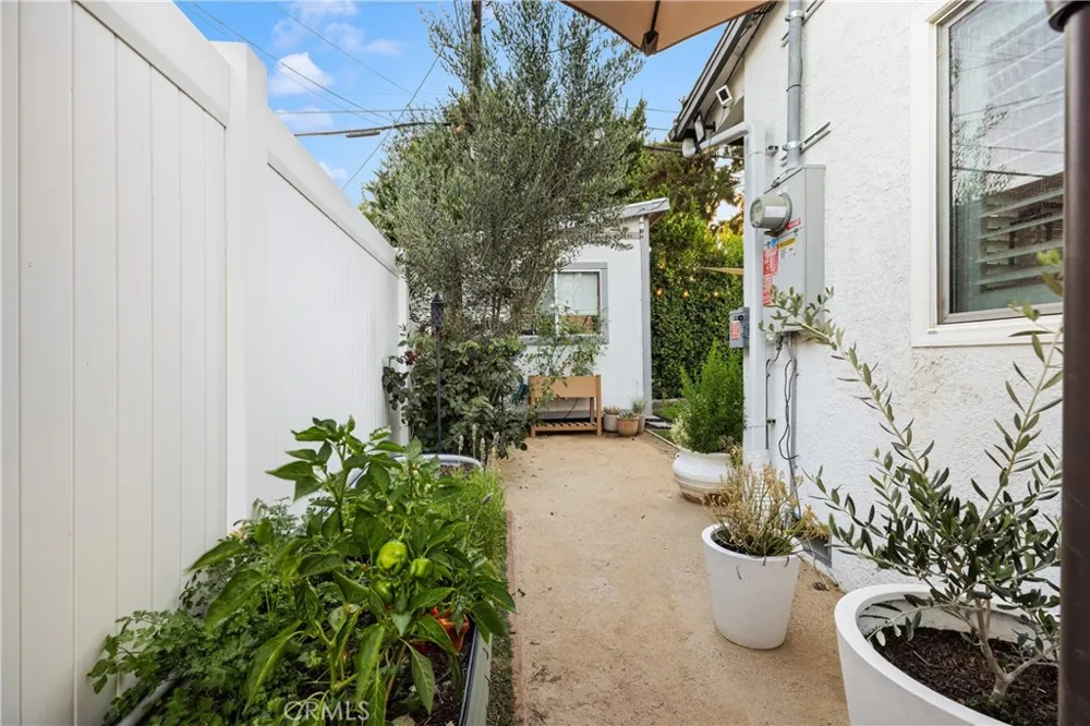 7247 Genesta Lake Balboa, CA 91406