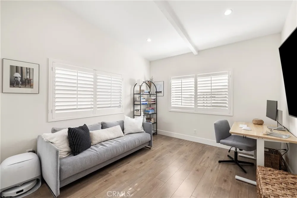 7247 Genesta Lake Balboa, CA 91406