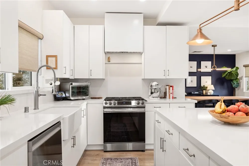 7247 Genesta Lake Balboa, CA 91406