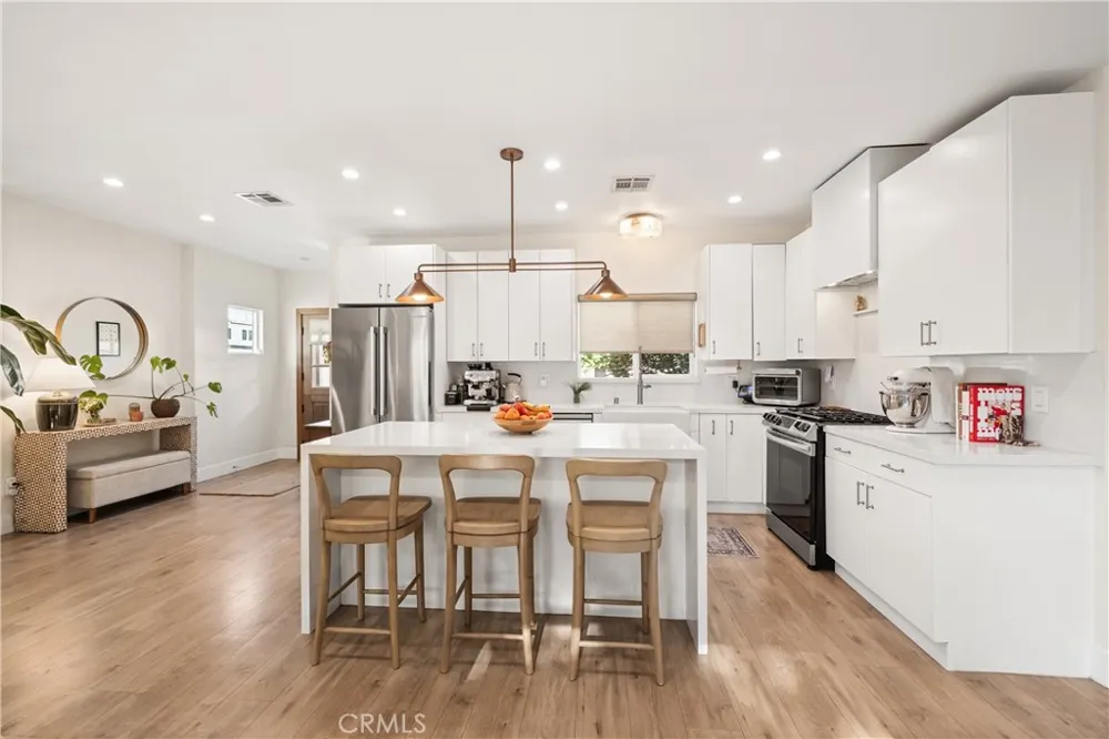 7247 Genesta Lake Balboa, CA 91406