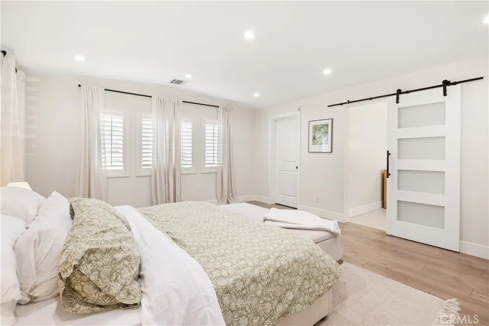7247 Genesta Lake Balboa, CA 91406