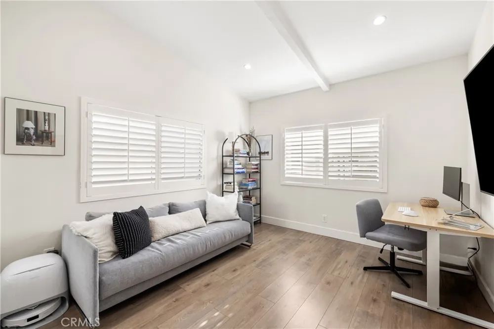 7247 Genesta Lake Balboa, CA 91406