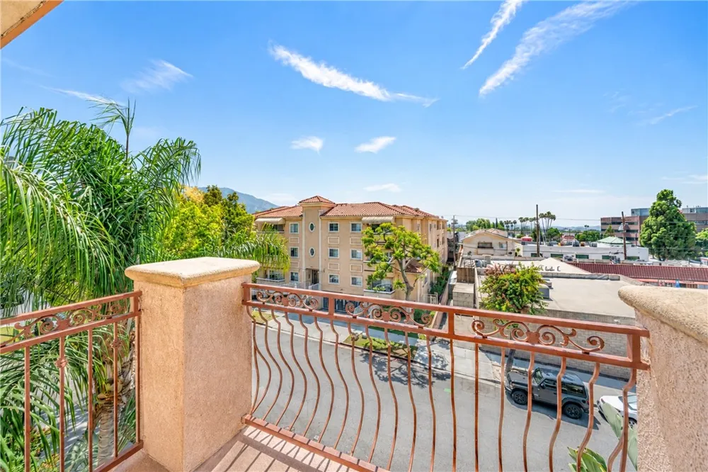 421 E Santa Anita #301 Burbank, CA 91501