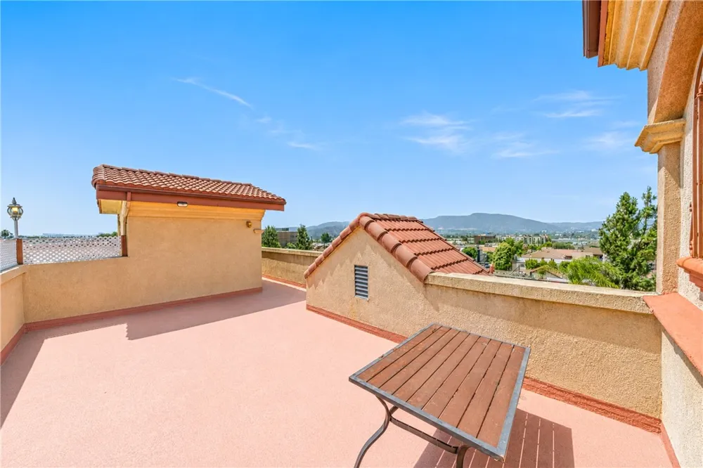 421 E Santa Anita #301 Burbank, CA 91501