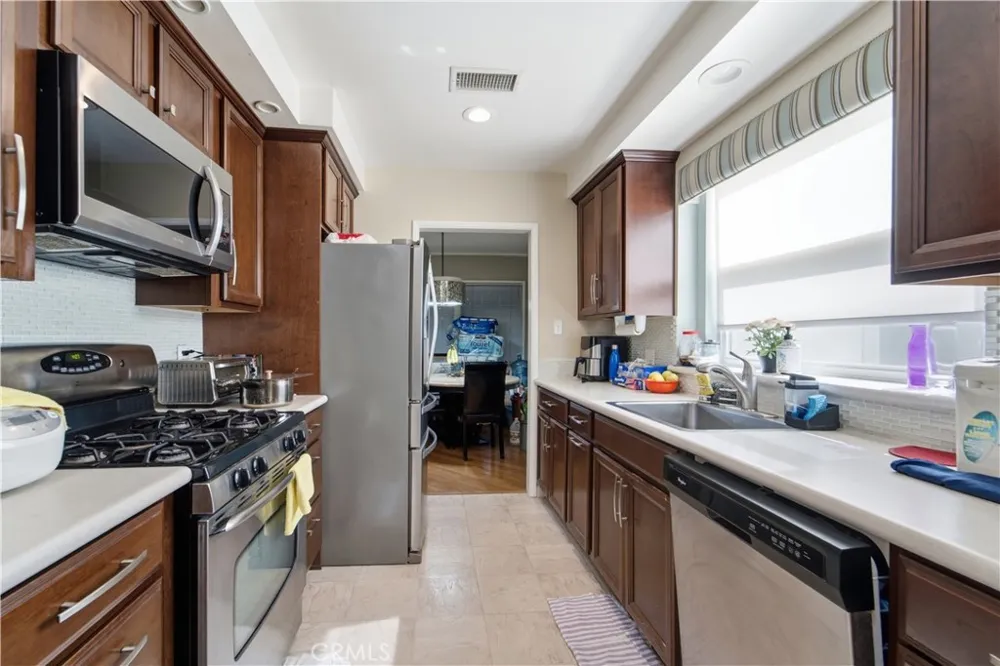 18823 Chase Northridge, CA 91324