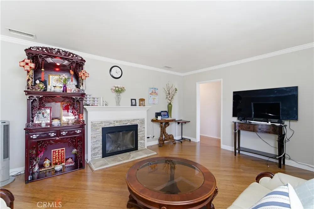 18823 Chase Northridge, CA 91324