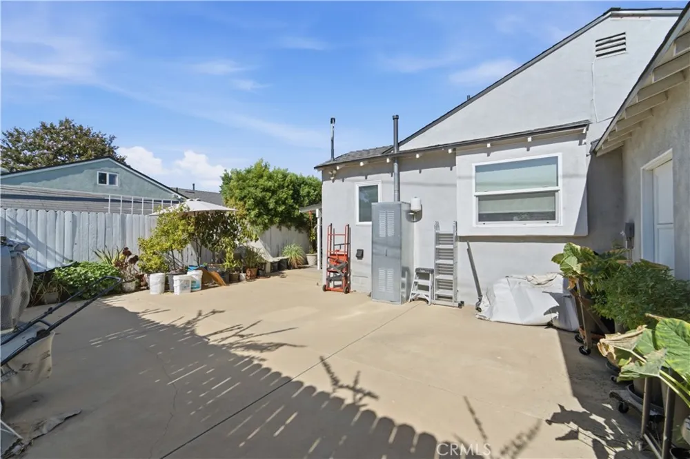 18823 Chase Northridge, CA 91324