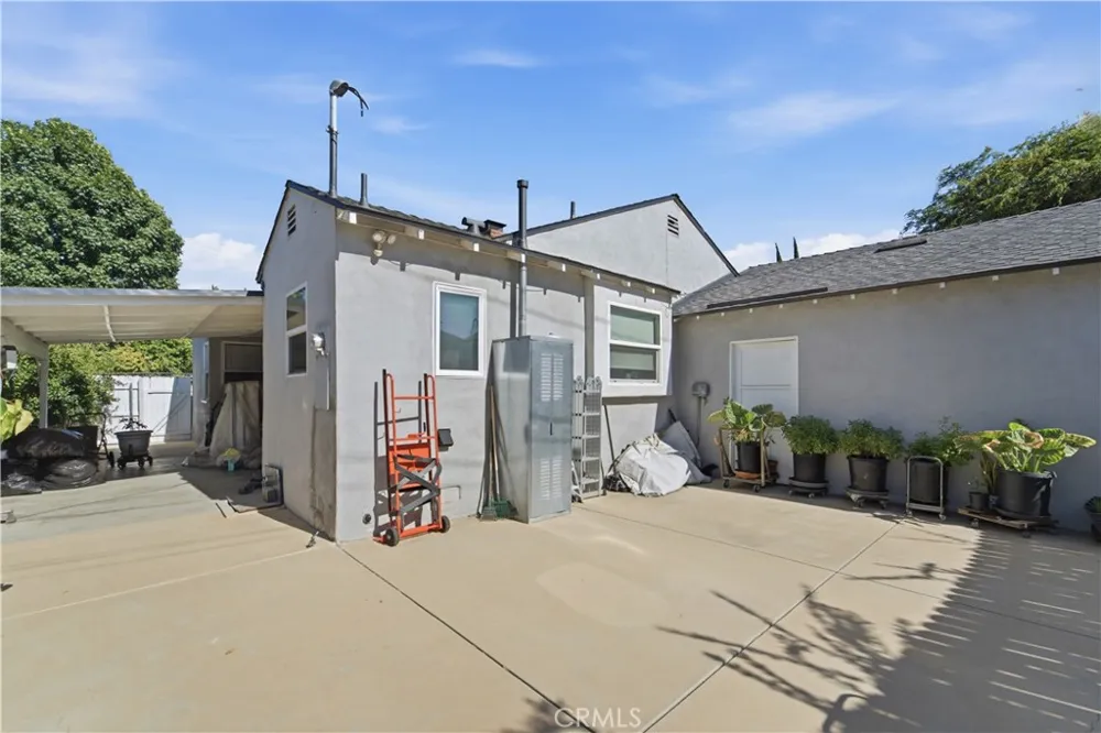 18823 Chase Northridge, CA 91324