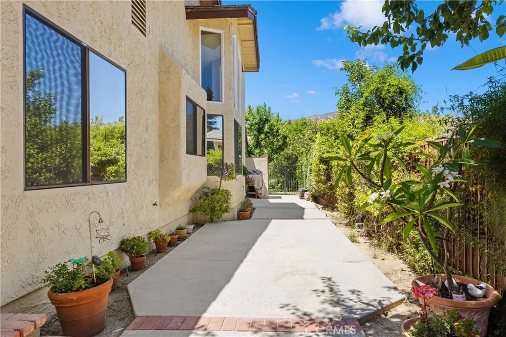 11934 Rexbon Granada Hills, CA 91344