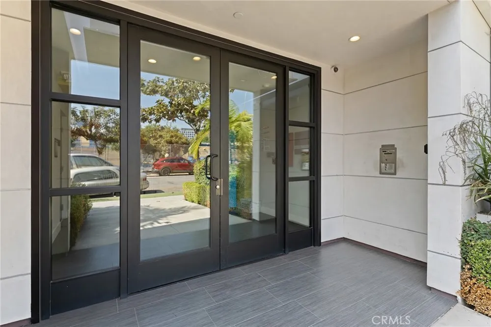 5820 La Mirada Avenue #402 Hollywood, CA 90038