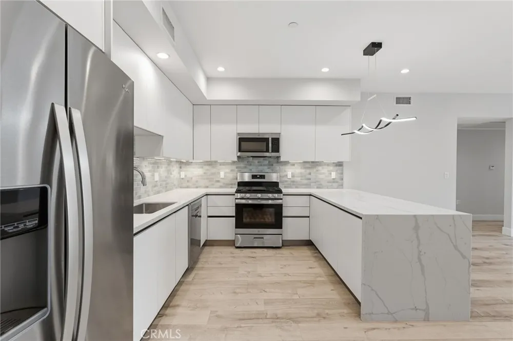 5820 La Mirada Avenue #402 Hollywood, CA 90038