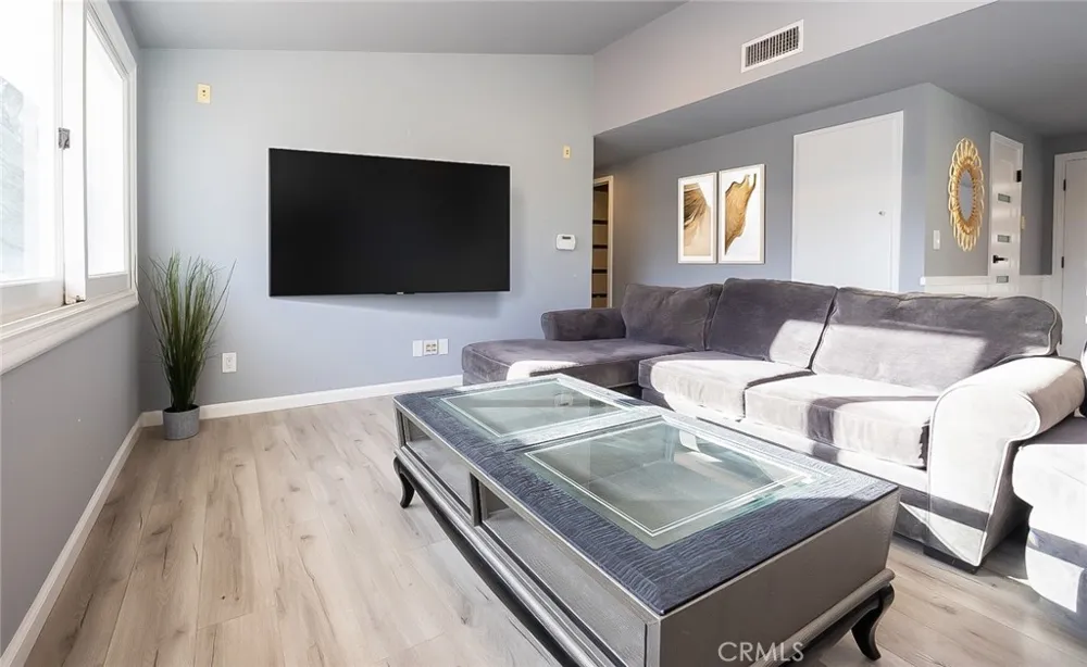 5706 Wallis Lane Woodland Hills, CA 91367