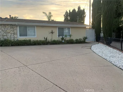 5706 Wallis Lane