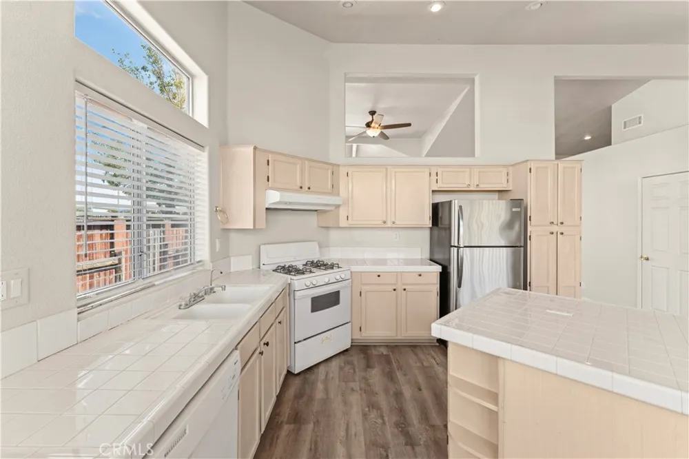 1645 E Kettering Lancaster, CA 93535