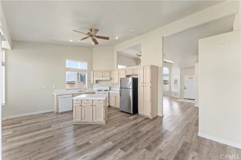 1645 E Kettering Lancaster, CA 93535
