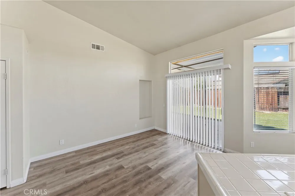 1645 E Kettering Lancaster, CA 93535