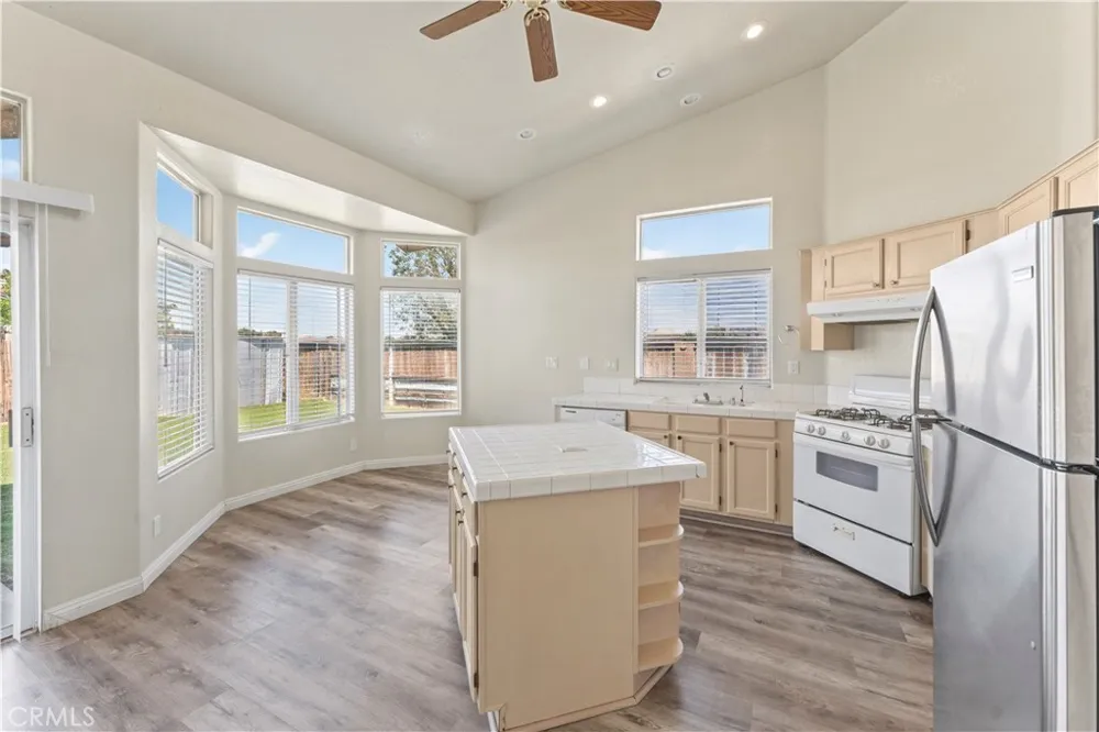 1645 E Kettering Lancaster, CA 93535