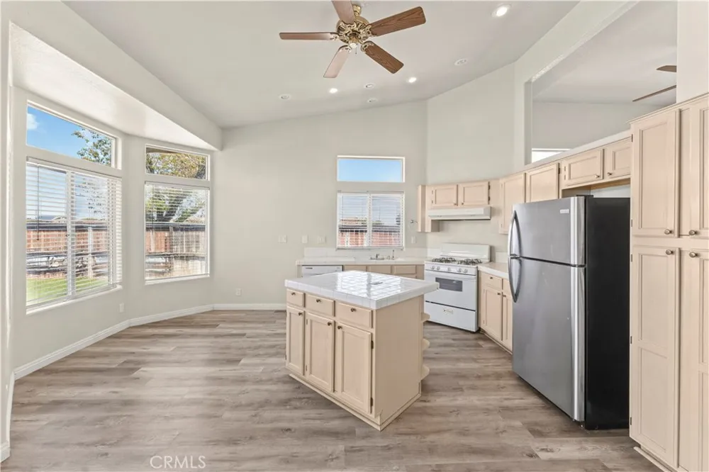 1645 E Kettering Lancaster, CA 93535