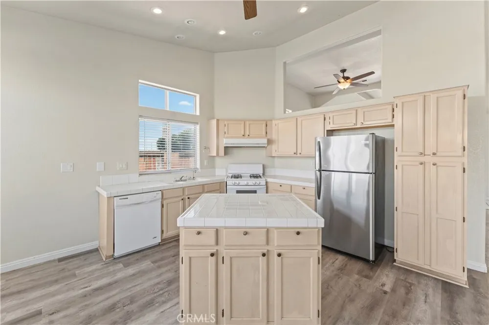 1645 E Kettering Lancaster, CA 93535