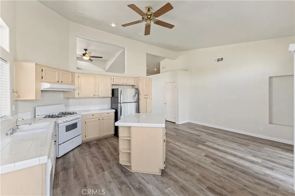 1645 E Kettering Lancaster, CA 93535