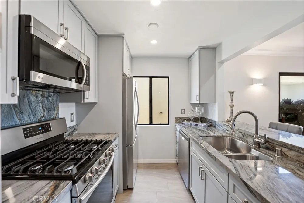 833 Ocean Avenue #304 Santa Monica, CA 90403