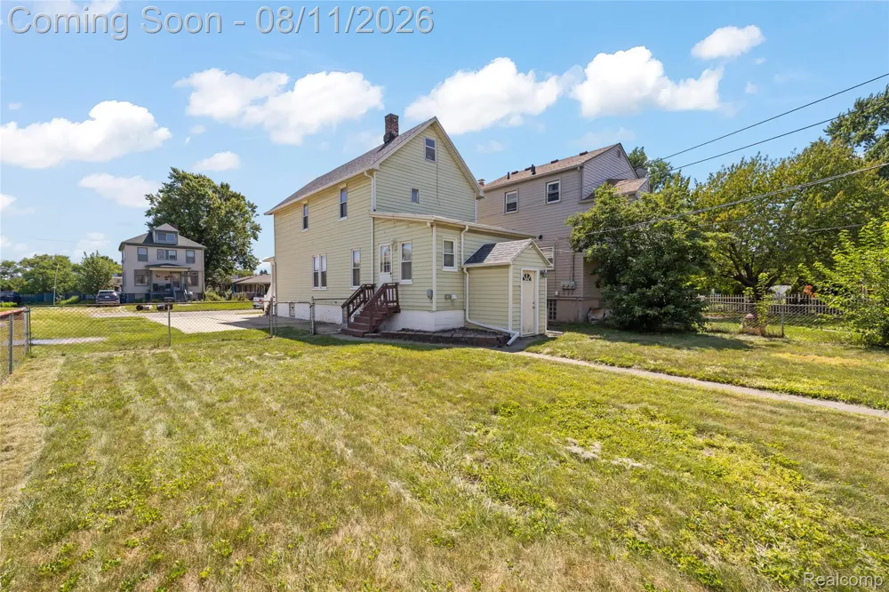 346 Sycamore Street Wyandotte City, MI 48192