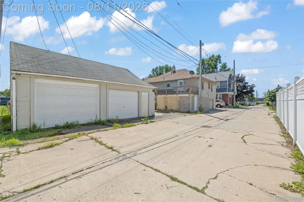 346 Sycamore Street Wyandotte City, MI 48192