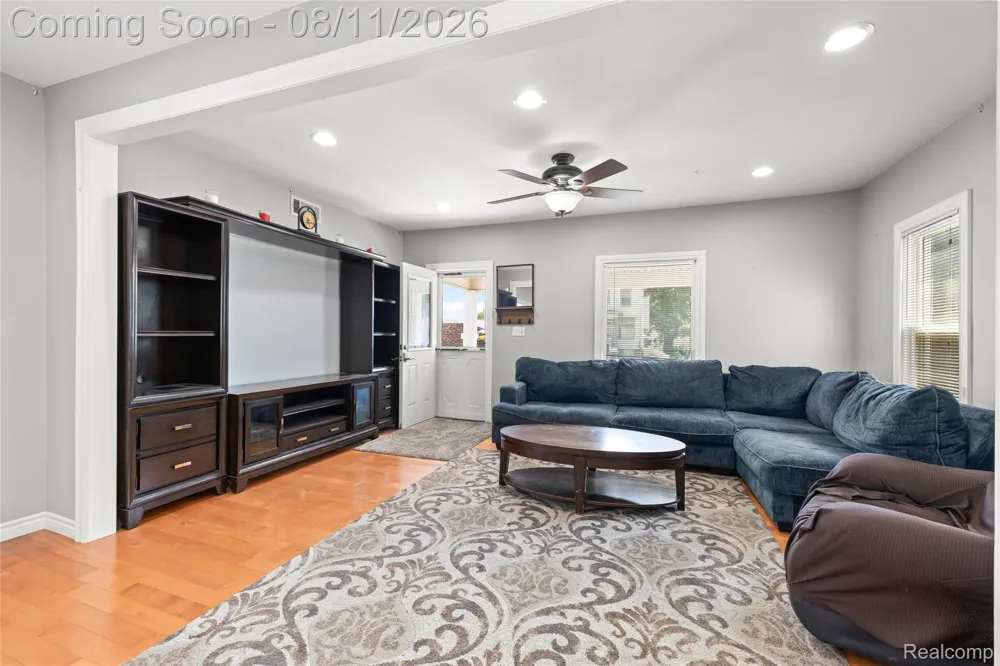 346 Sycamore Street Wyandotte City, MI 48192