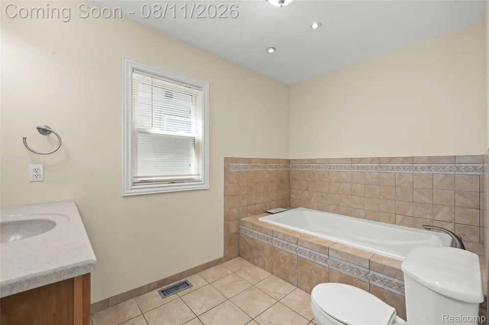 346 Sycamore Street Wyandotte City, MI 48192