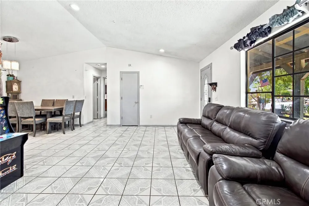 41434 E 156th E Lake Los Angeles, CA 93535