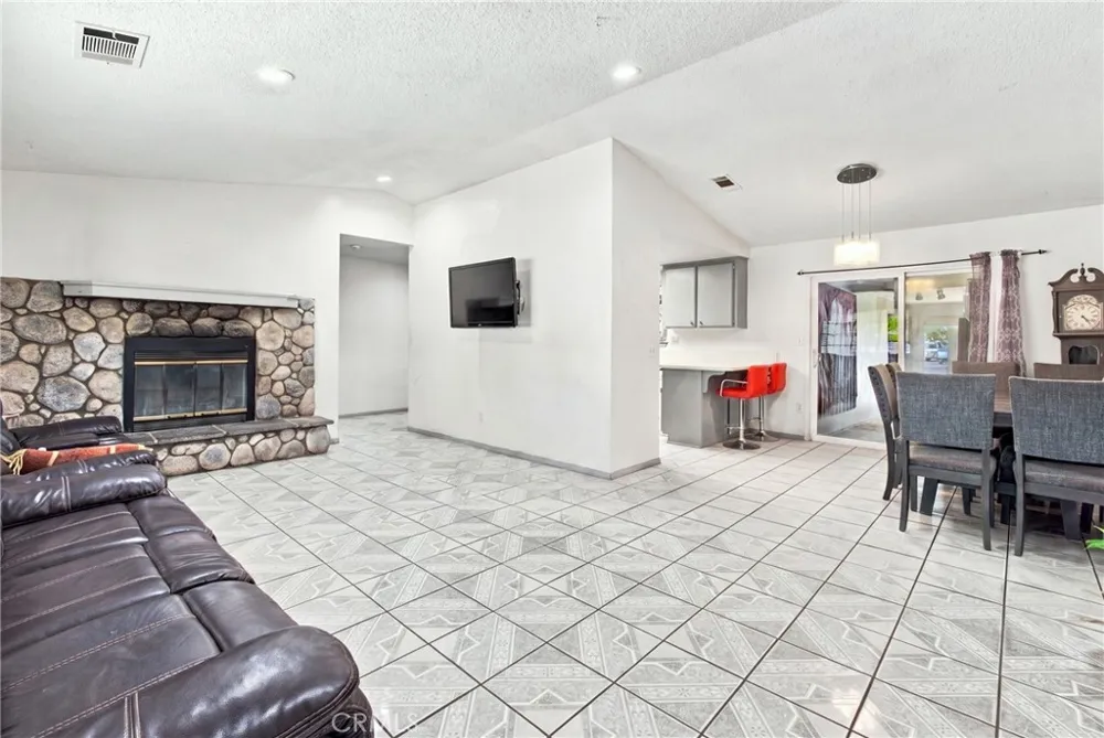 41434 E 156th E Lake Los Angeles, CA 93535
