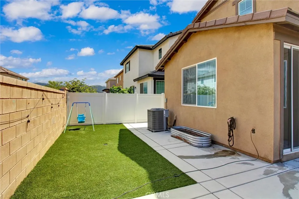 2497 Gunner Ridge Rialto, CA 92377