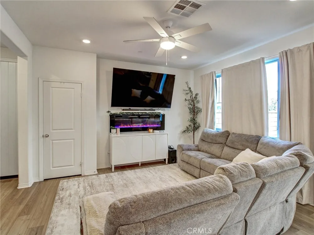 2497 Gunner Ridge Rialto, CA 92377
