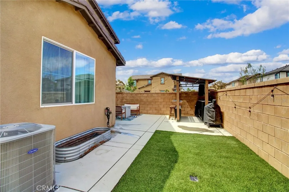 2497 Gunner Ridge Rialto, CA 92377
