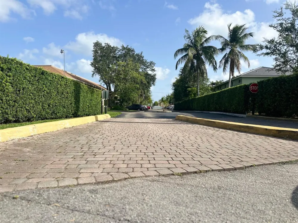 121 HIDDEN CT ROAD #11-C Hollywood, FL 33023