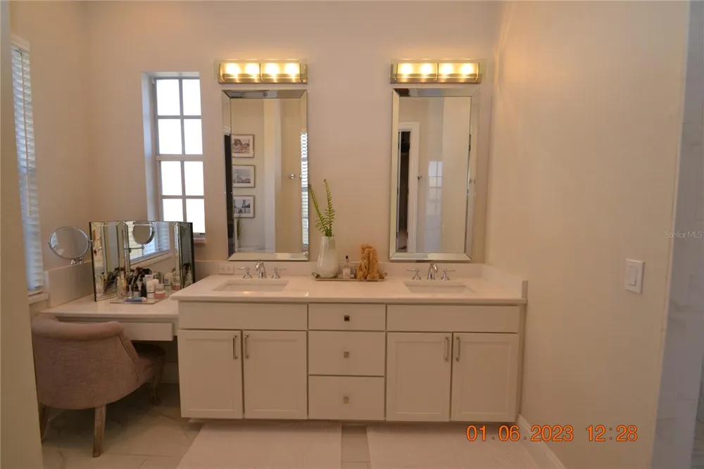 2405 VICTORIA GARDENS LANE #2405 Tampa, FL 33609