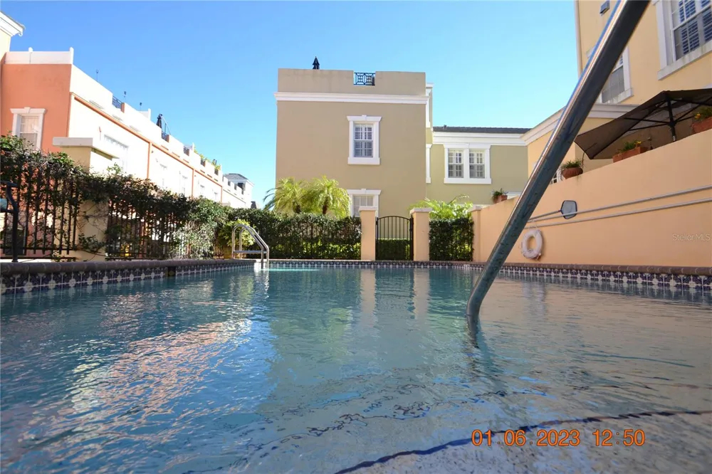 2405 VICTORIA GARDENS LANE #2405 Tampa, FL 33609