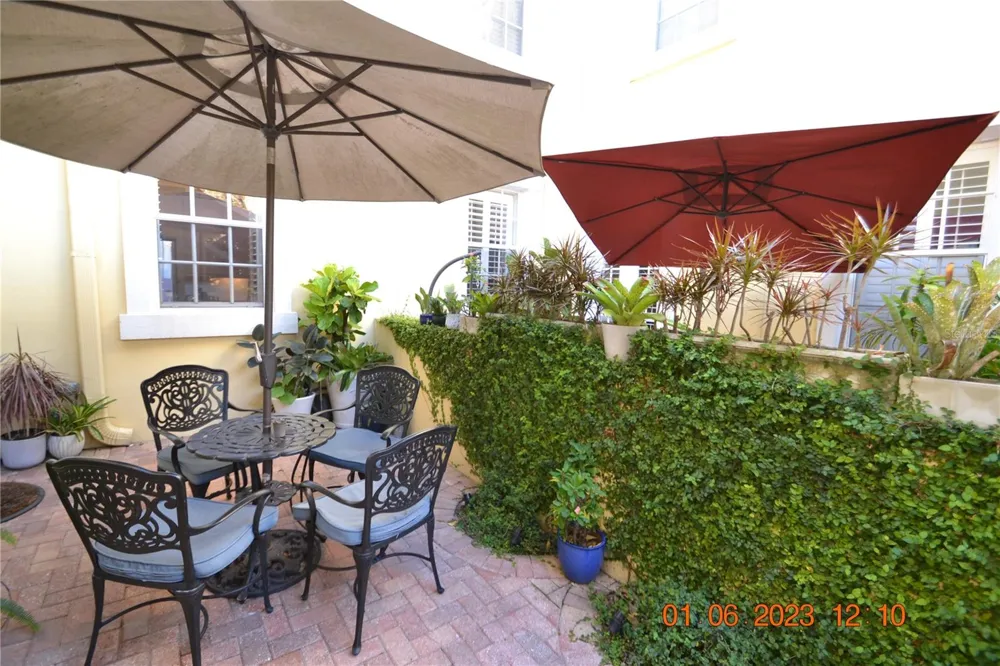 2405 VICTORIA GARDENS LANE #2405 Tampa, FL 33609