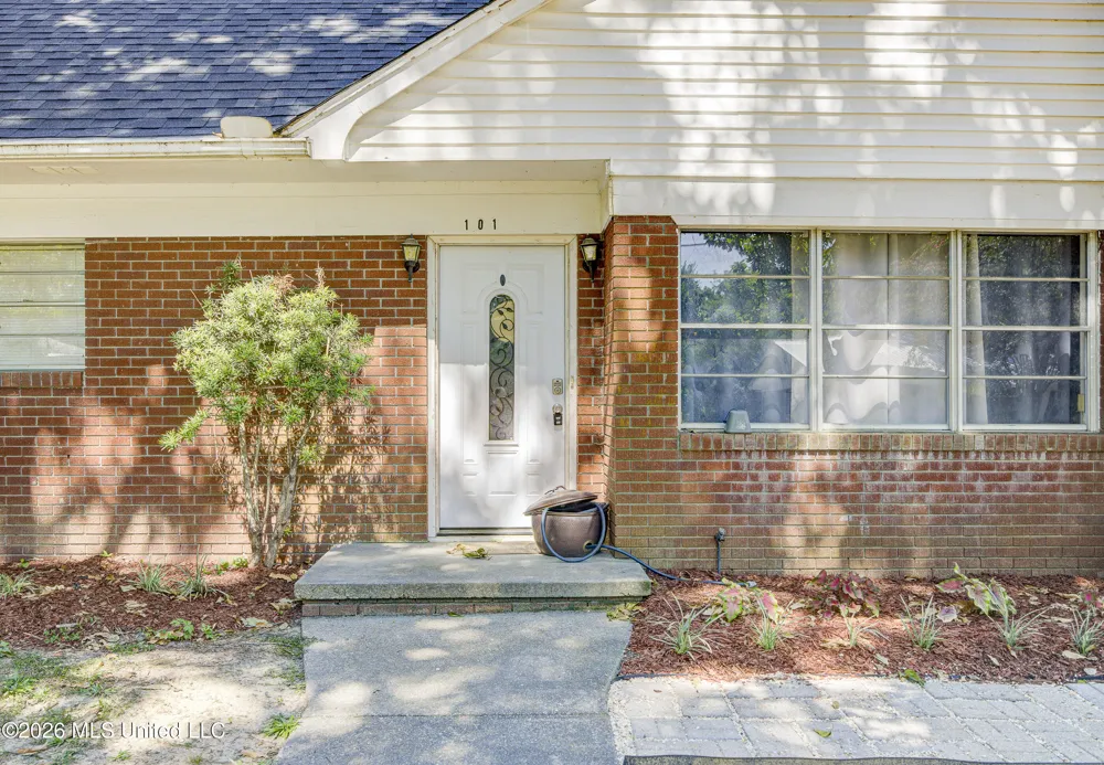101 Colonial Drive Vicksburg, MS 39180