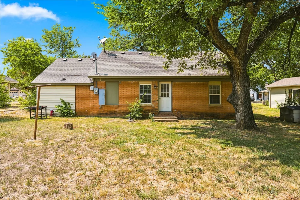 1126 W 7th Street McGregor, TX 76657