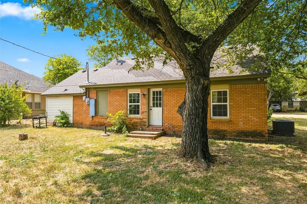 1126 W 7th Street McGregor, TX 76657