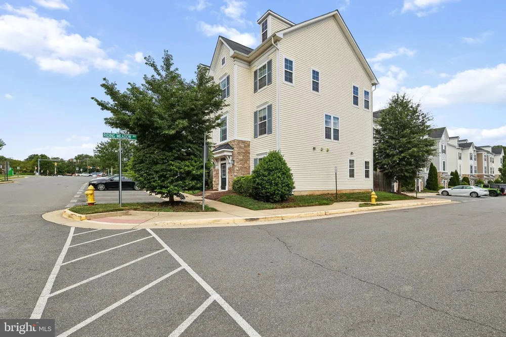 8186 FALLS GROVE DRIVE Manassas, VA 20111