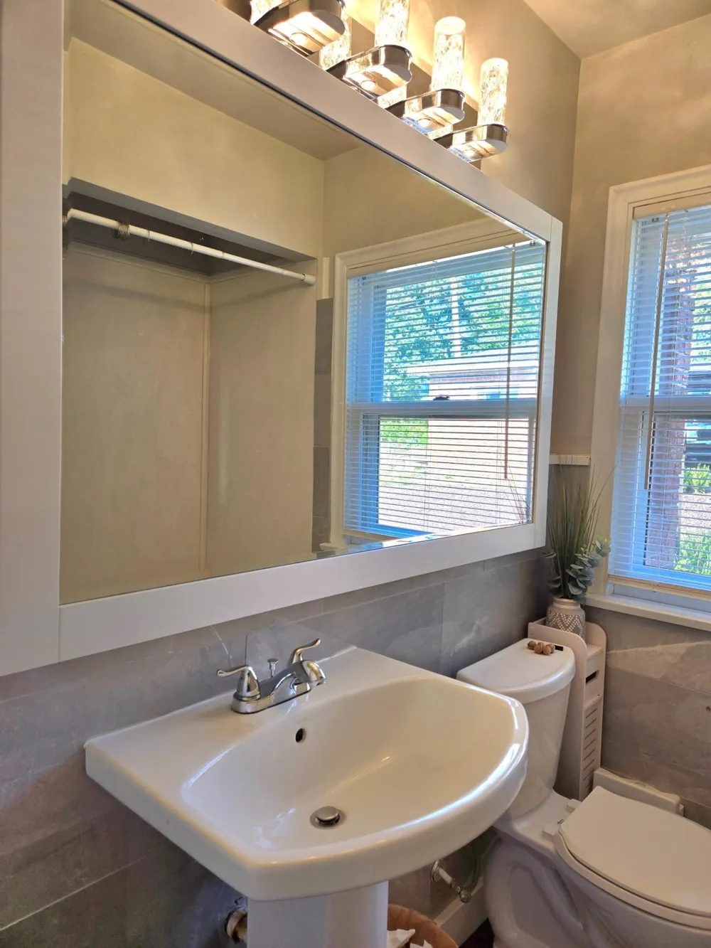 1736 E Shore Drive Maplewood, MN 55109