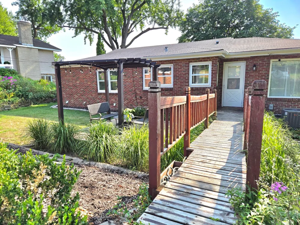 1736 E Shore Drive Maplewood, MN 55109
