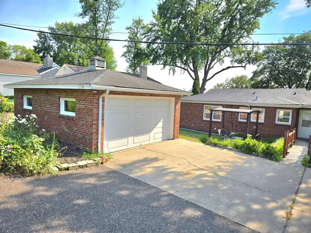 1736 E Shore Drive Maplewood, MN 55109