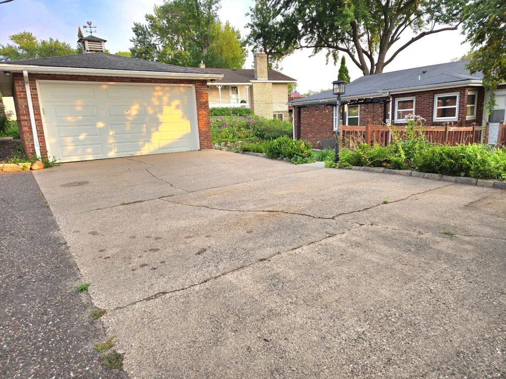 1736 E Shore Drive Maplewood, MN 55109