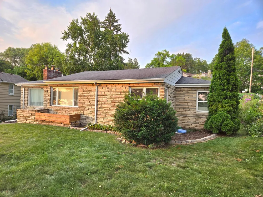 1736 E Shore Drive Maplewood, MN 55109