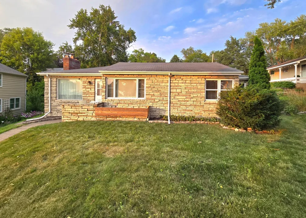 1736 E Shore Drive Maplewood, MN 55109